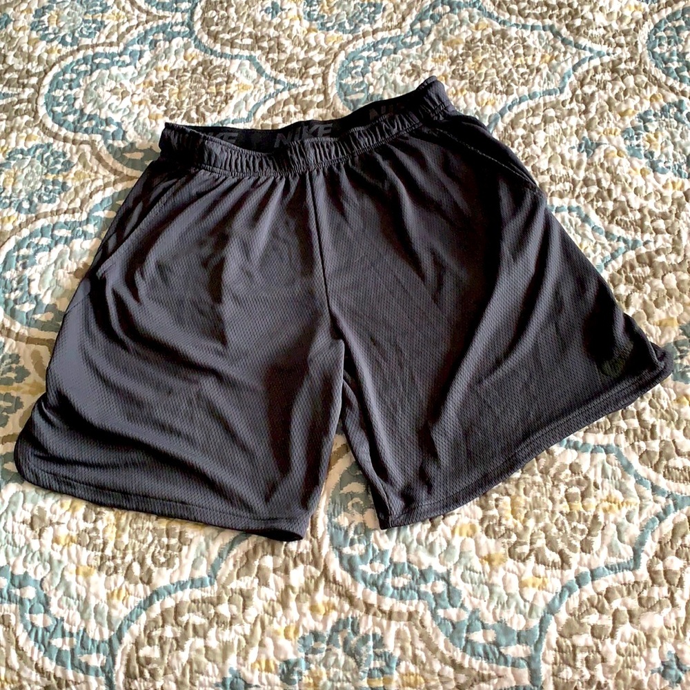 MEN'S • Nike Dri- Fit Grey Basketball Shorts (L)